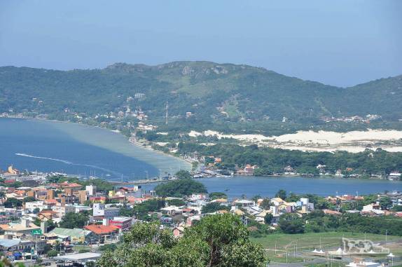 A ponte da Lagoa e a Avenida das Rendeiras, na Lagoa da Conceição, leste de Florianópolis, em Santa Catarina